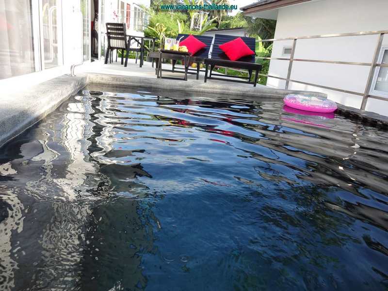 maison louée avec piscine privée et vue sur autre piscine privée devant les chambres à Boput à Koh Samui Thailande